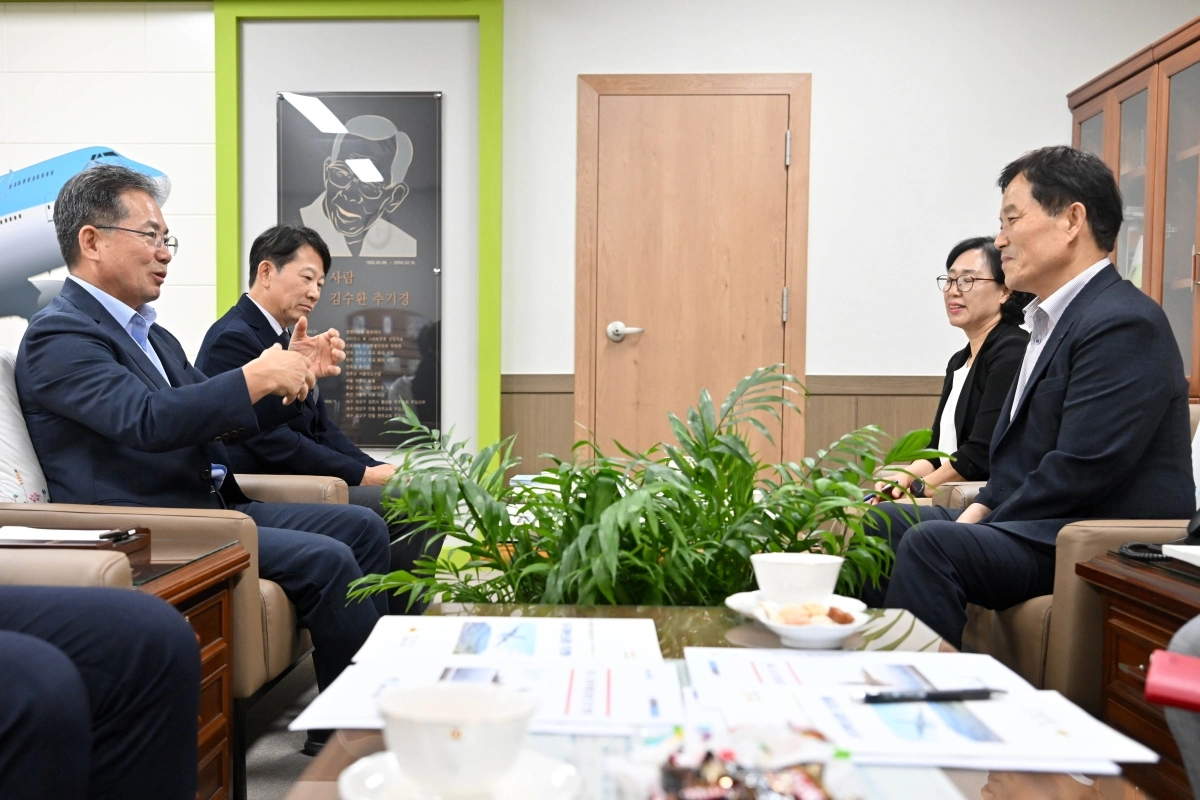 김진열(왼쪽 앞) 군위군수와 최유철(오른쪽 앞) 의성군수가 19일 군위군청에서 TK신공항의 성공적인 건설과 사업 정상화를 위한 공동 대응 및 협력 방안을 논의했다. 군위군 제공