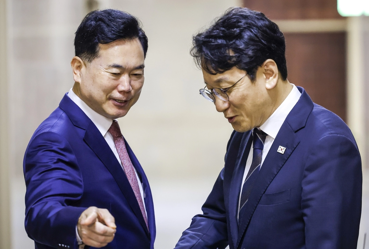 천준호(오른쪽) 더불어민주당 원내운영수석부대표와 김승수 국민의힘 원내운영수석부대표가 20일 여의도 국회운영위원장실에서 본회의 안건 조율을 마친 뒤 나와 취재진에게 입장을 밝히고 있다. 2026.8.20 뉴시스