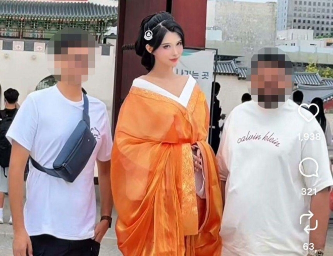 “대체 뭘 입은 거냐” 경복궁서 활보하는 中여성들…“한복 아냐” 발칵 [포착]