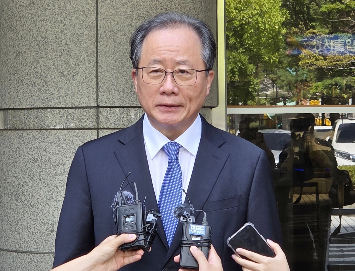 김석준 부산시교육감이 20일 부산지법에서 열린 2심 선고 공판에서 무죄를 선고받은 뒤 소감을 밝히고 있다. 김 교육감은 해직 교사 특별채용 과정에 부당하게 개입한 혐의(직권남용권리행사방해)로 기소돼 1심에서 직위상실형을 선고받은 바 있다. 연합뉴스