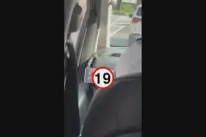 thumbnail - 승객 태우고 30분간 ‘야동’ 본 택시기사…“처벌 못한다” 왜?