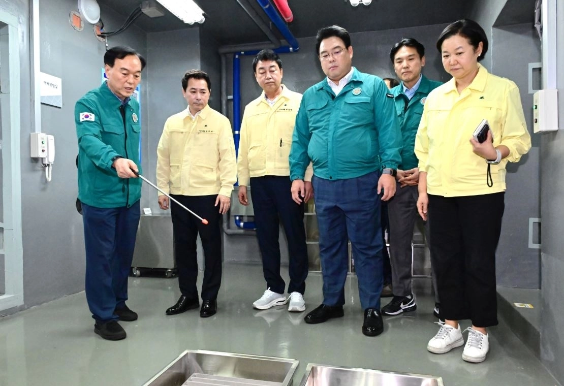 지난 18일 서울시청 신청사 지하에 마련된 ‘2026년 을지연습 종합상황실’을 방문해 훈련 현장을 방문한 이민옥 위원장. 서울시의회 제공
