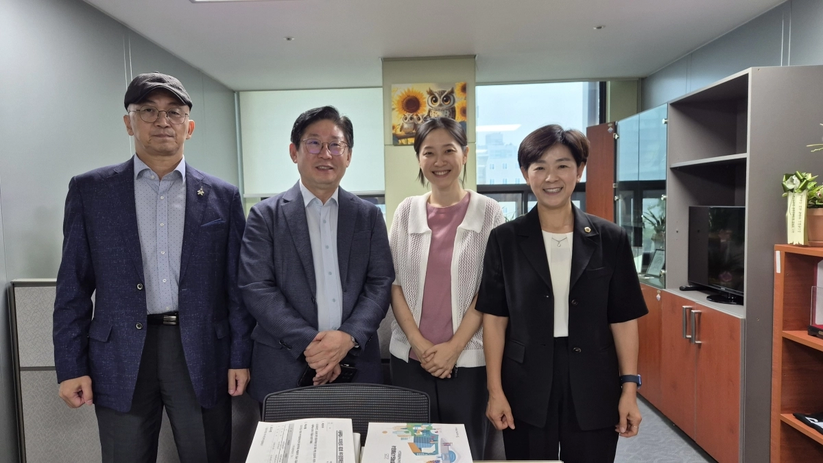 지난 19일 덕수초 관계자와 면담을 실시한 이정미 의원이 기념촬영을 하고 있다. 서울시의회 제공
