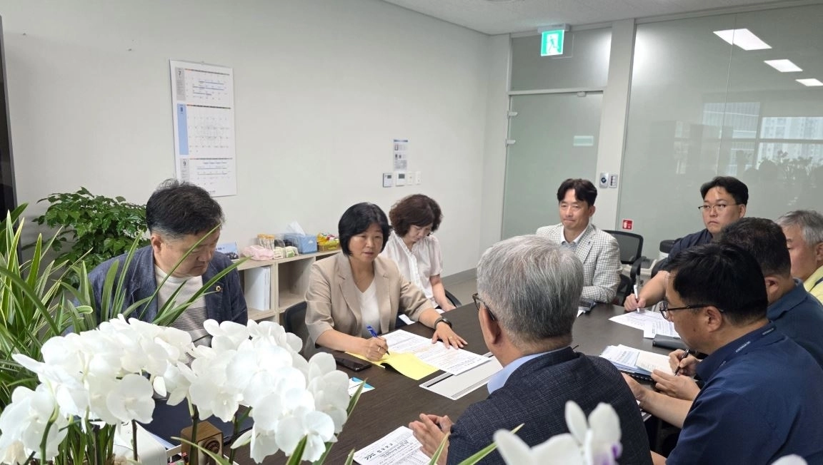 ▲ 지난 19일 경기도 상하수과로부터 수원시 파장정수장 고도정수처리시설 설치사업 추진 현황을 보고받은 장정희 의원(사진=경기도의회)