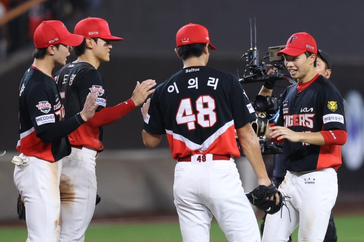 KIA 김도영(왼쪽 두 번째)와 이의리(왼쪽 세 번째)가 19일 한화전을 승리로 이끈 뒤 팀 동료들과 하이파이브를 나누고 있다.           KIA  타이거즈 제공