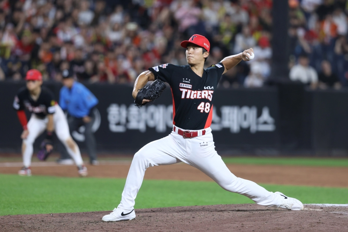 KIA 이의리가 19일 한화전 9회말 마운드에 올라 상대 추격을 뿌리치고 있다.      KIA 타이거즈 제공