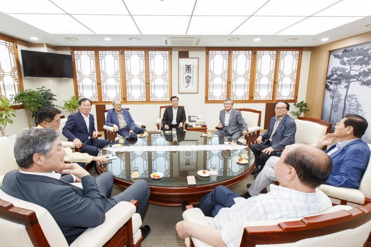 20일 안동에서 경북도 의장협의회 회원들을 초청해 오찬 간담회를 갖은 김희수 의장. 경북도의회 제공