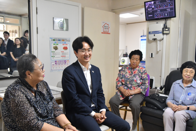 노원구, 어르신 돌봄 강화...치매 취약가구 이불세탁·안부 확인 등