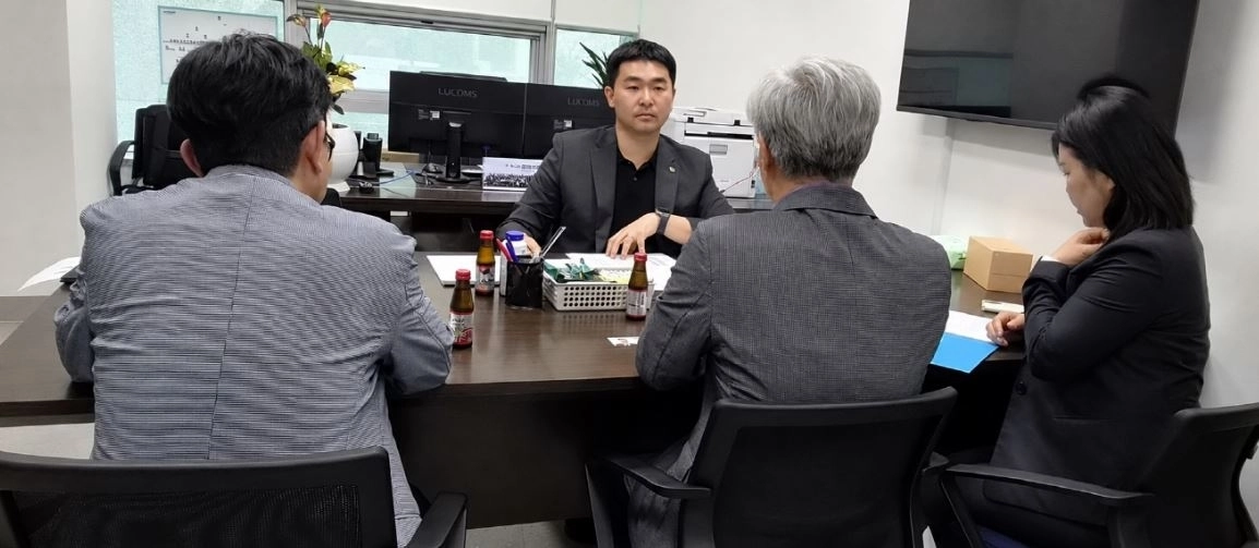 ▲ 지난 19일 경기도의회에서 교원인사정책과와 업무 회의를 갖은 김영훈 의원(사진=경기도의회)