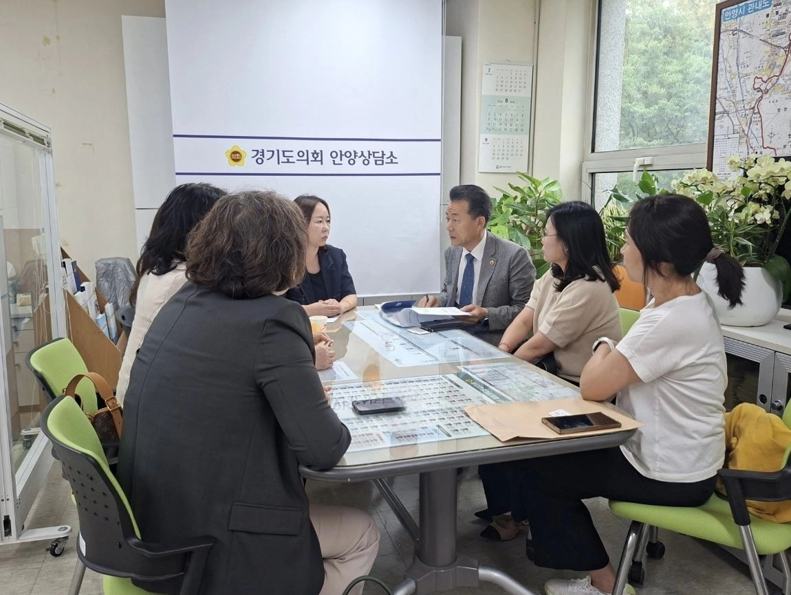▲ 지난 19일 안양시어린이집연합회 관계자들과 만나 영유아 보육환경 개선과 보육 지원 확대 방안에 대해 의견을 나눈 김성수 위원장(사진=경기도의회)