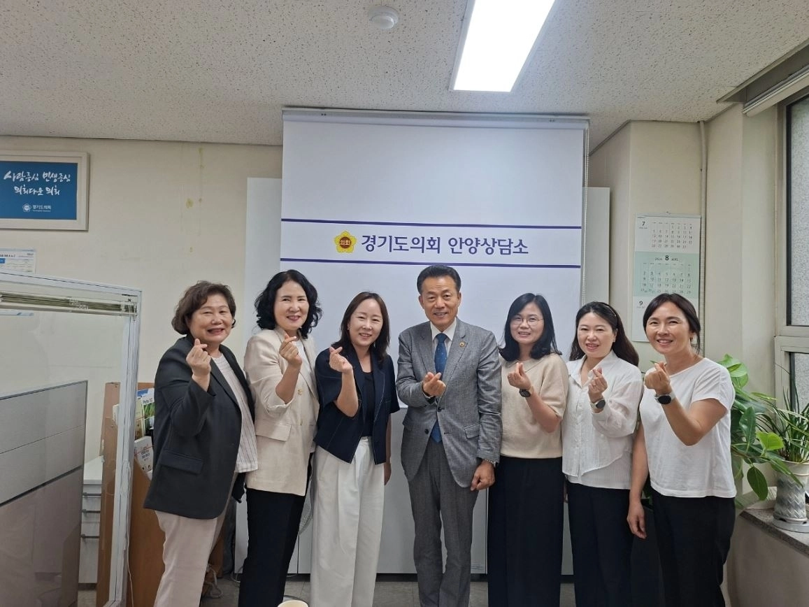 ▲ 지난 19일 안양시어린이집연합회 관계자들과 만나 영유아 보육환경 개선과 보육 지원 확대 방안에 대해 의견을 나눈 김성수 위원장이 참석자들과 기념촬영을 하고 있다. (사진=경기도의회)