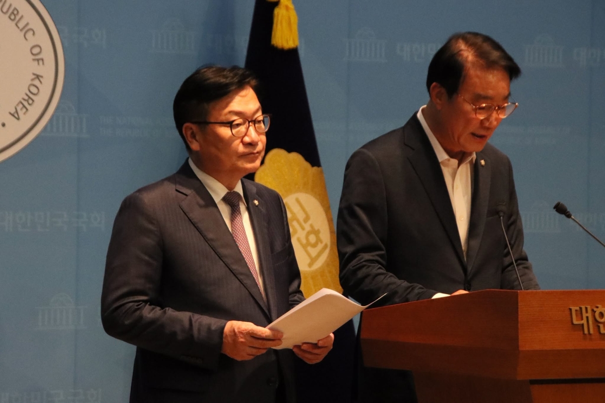 경남 통영·고성을 지역구로 둔 정점식(왼쪽) 국민의힘 원내대표와 서일준(경남 거제) 의원이 20일 국회 소통관 기자회견에서 정부의 조속한 특별재난지역 선정을 촉구하고 있다.  정점식 페이스북