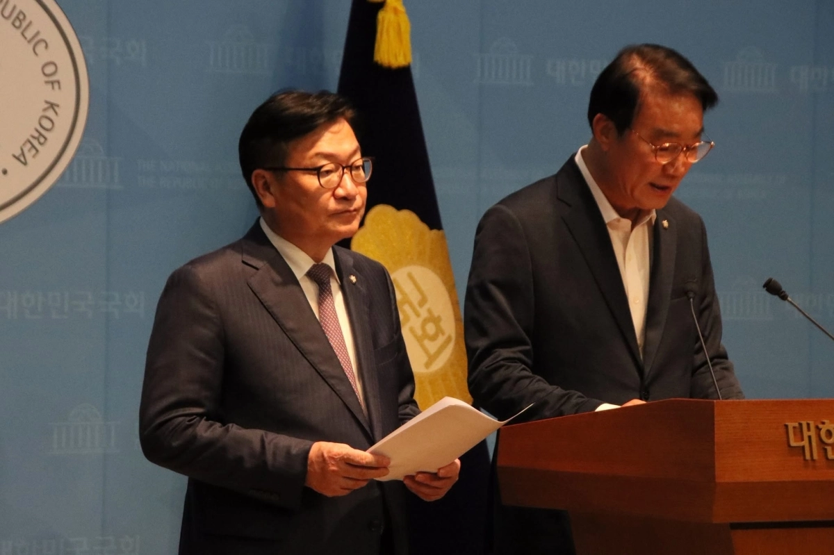 경남 통영·고성을 지역구로 둔 정점식(왼쪽) 국민의힘 원내대표와 서일준(경남 거제) 의원이 20일 국회 소통관 기자회견에서 정부의 조속한 특별재난지역 선정을 촉구하고 있다.  정점식 페이스북