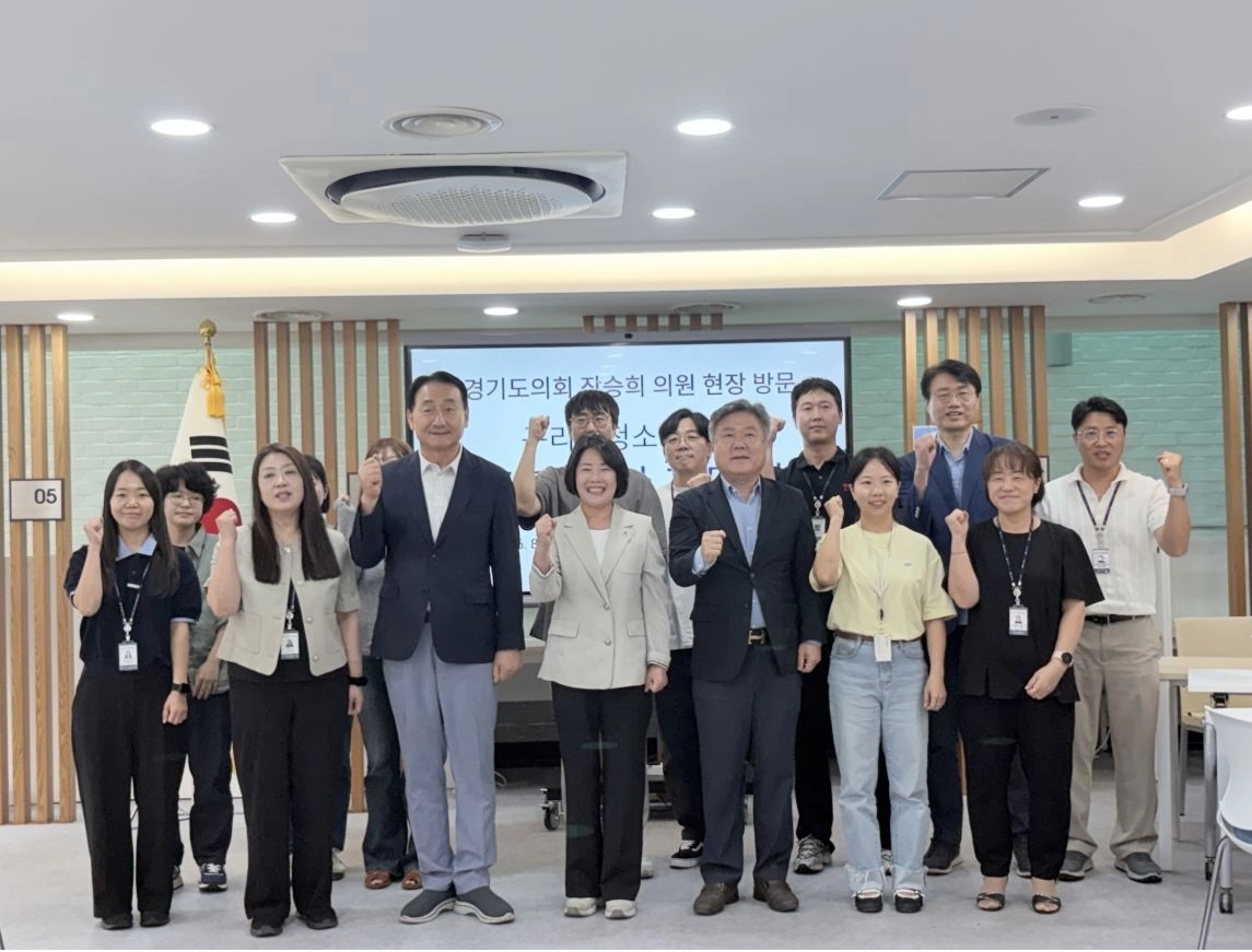 ▲ 지난 18일 구리시청소년재단을 방문해 간담회를 갖은 장승희 의원이 참석자들과 기념촬영을 하고 있다. (사진=경기도의회)