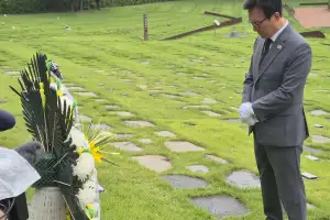 김민석, ‘여섯 은인’ 순례 마침표…‘원칙’ 이해찬·‘도덕’ 김근태 묘역 참배