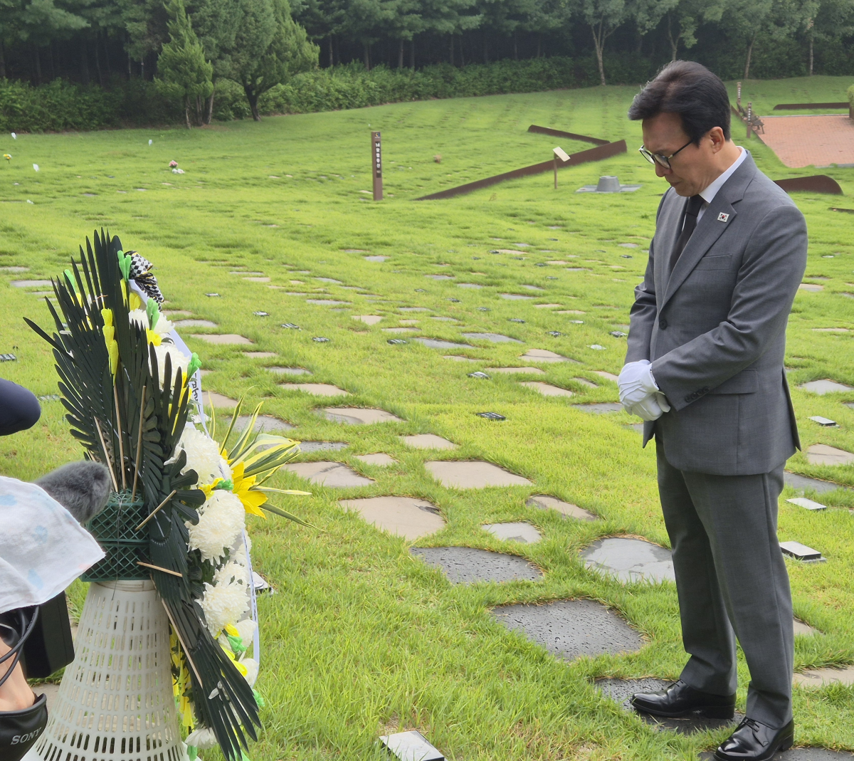 김민석 더불어민주당 대표가 취임 사흘째인 20일 세종 은하수공원에 있는 이해찬 전 국무총리 묘역에서 1분가량 묵념하고 있다. 세종 반영윤 기자