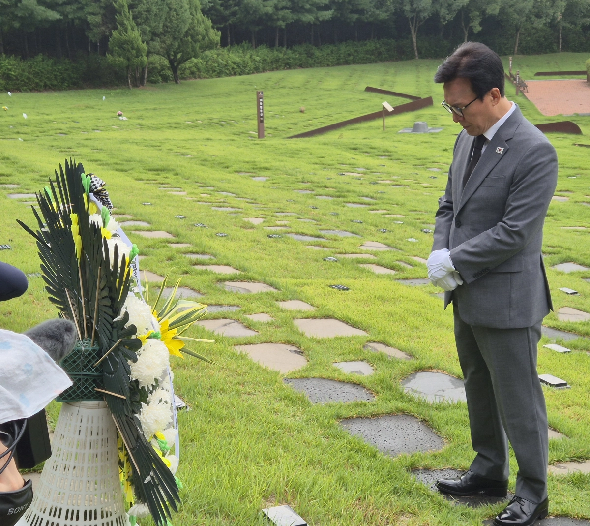 김민석 더불어민주당 대표가 취임 사흘째인 20일 세종 은하수공원에 있는 이해찬 전 국무총리 묘역에서 1분가량 묵념하고 있다. 세종 반영윤 기자