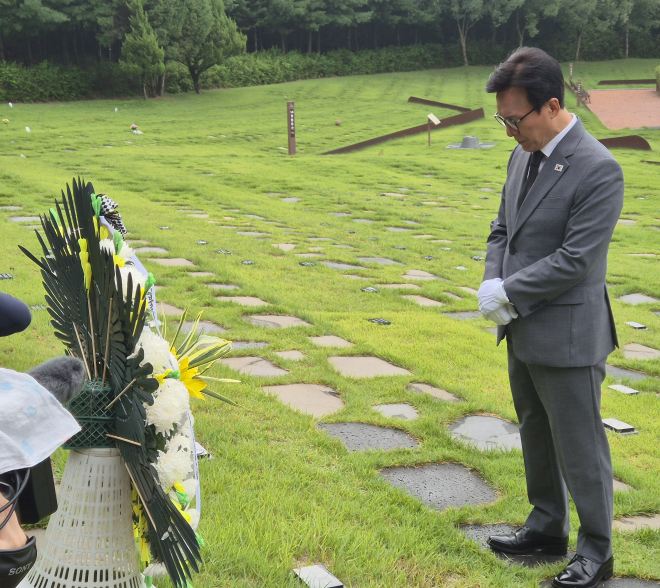 김민석, ‘여섯 은인’ 순례 마침표…‘원칙’ 이해찬·‘도덕’ 김근태 묘역 참배