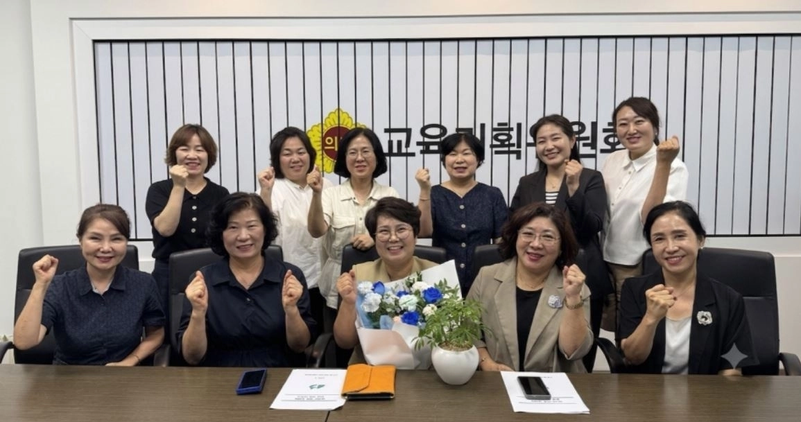 ▲ 지난 18일 경기도의회에서 경기도어린이집연합회 간부진과 정담회를 갖은 김경옥 의원(사진=경기도의회)
