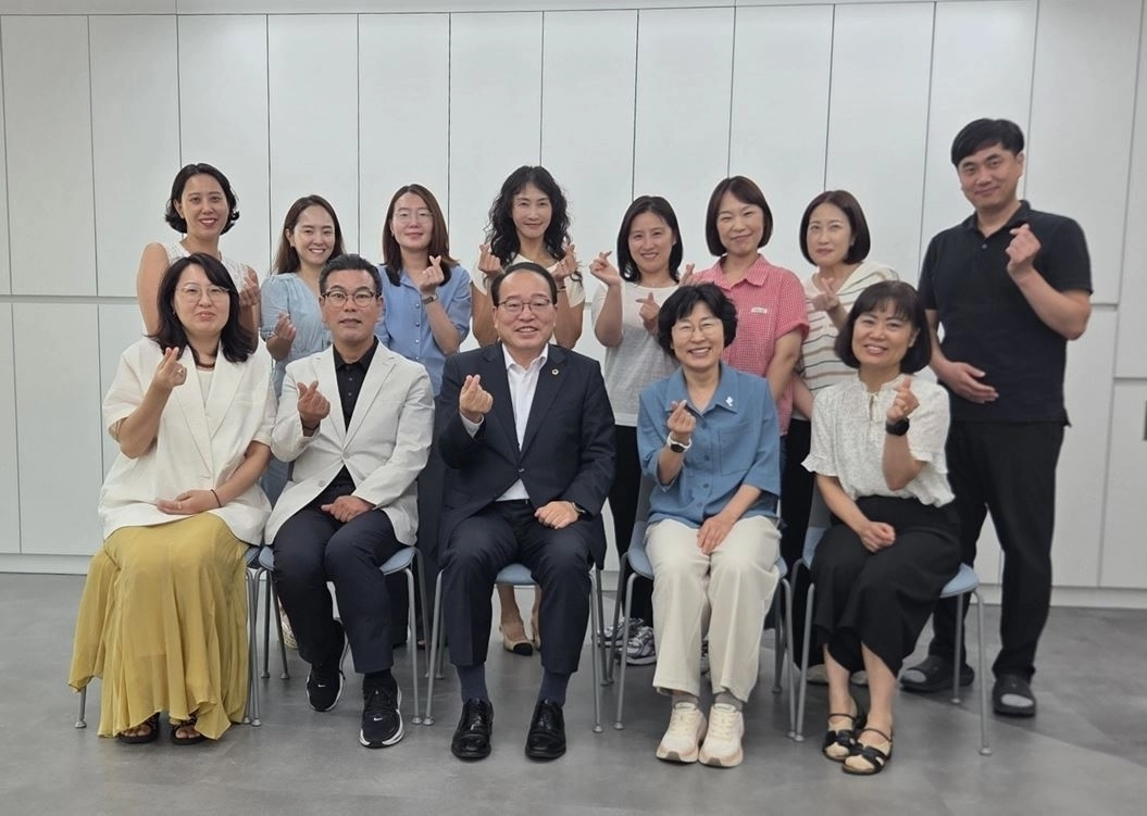 지난 13일 수명중학교를 방문한 장상기 의원이 학교 관계자 및 학부모들과 기념촬영을 하고 있다. 서울시의회 제공