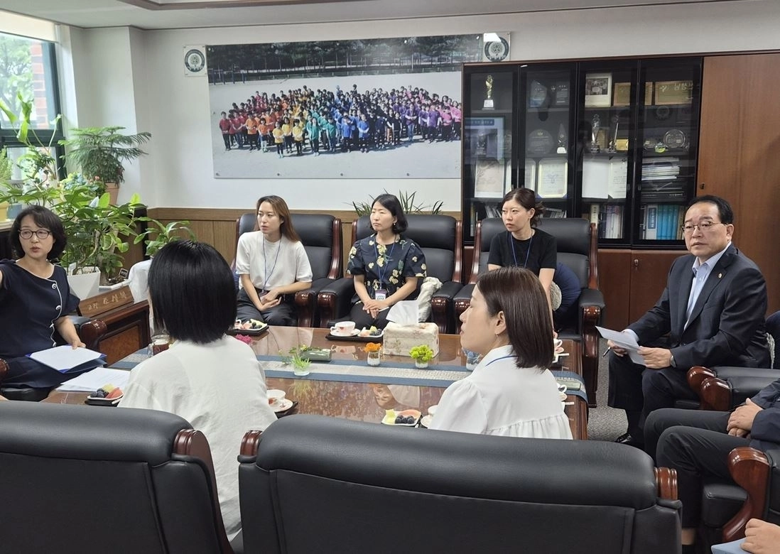 20일 수명초등학교 를 방문해 학교 관계자 및 학부모들과 간담회를 갖은 장상기 의원. 서울시의회 제공
