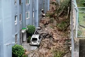 920㎜ 폭우에 무너진 거제 아파트 뒤편…‘산사태냐 법면 유실이냐’