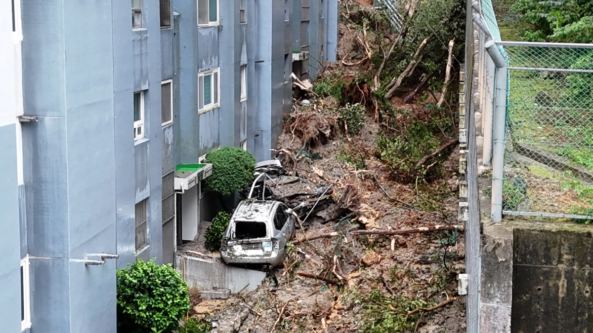 17일 오전 경남 거제시 거제대로 인근 한 아파트. 사면 유실로 쏟아져 내린 토사가 주차된 차량 등을 덮쳐 피해가 발생했다. 2026.08.17. 뉴시스