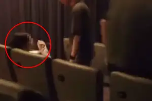 “오디세이 보는데 폰 켜고 혼잣말”…외국인 관객 영화관서 민폐 소동