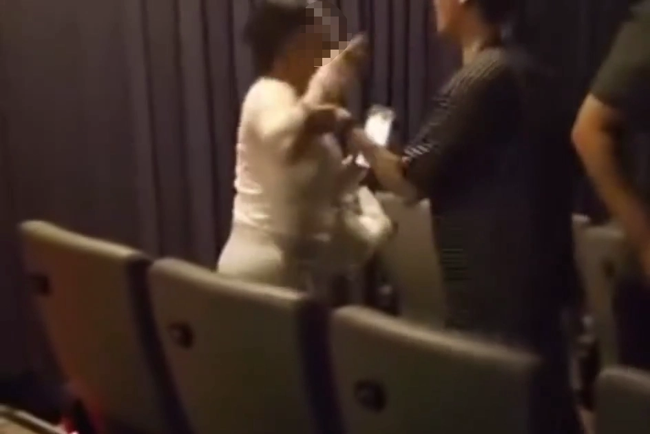 20일 스레드 등 소셜미디어(SNS)에는 전날 인천의 한 영화관에서 영화 ‘오디세이’가 외국인 관객(왼쪽)의 민폐 행동 때문에 벌어진 다툼으로 상영이 중단됐다는 글이 올라왔다. 스레드 캡처