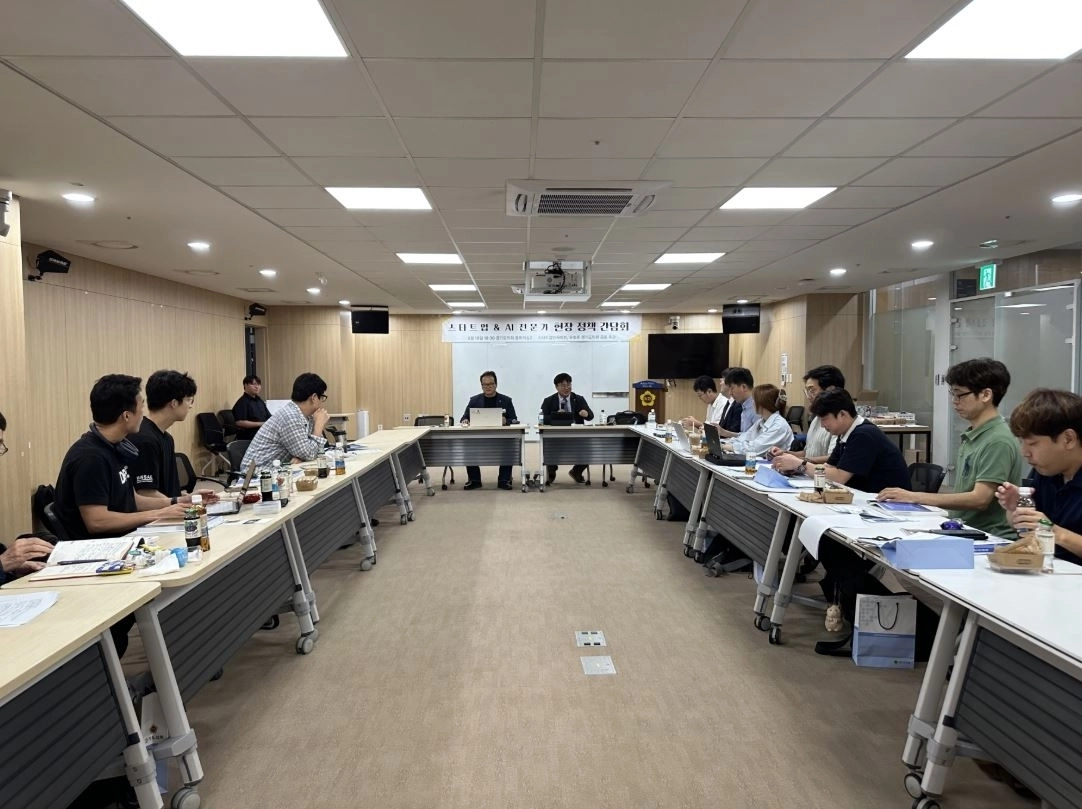 ▲ 지난 19일 경기도의회 중회의실에서 열린 ‘스타트업 ＆ AI 전문가 현장 정책 간담회’(사진=경기도의회)
