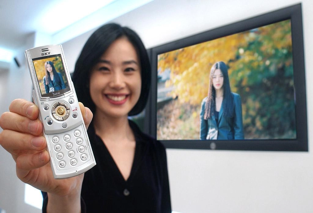 SK텔레콤은 2000년대 초 3세대 이동통신(3G) 시대를 맞아 휴대전화로 영화와 음악, 방송 등 다양한 멀티미디어 콘텐츠를 이용할 수 있는 서비스를 확대했다. 사진은 모델이 2003년 12월 당시 SK텔레콤의 모바일 멀티미디어 서비스 ‘준(June)’을 지원하는 SKY 휴대전화로 동영상 콘텐츠를 시연하고 있는 모습. SK텔레콤 제공
