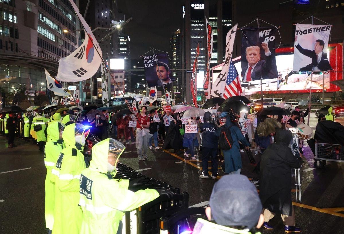 서울 명동 주한중국대사관 인근에서 지난해 9월 반중 집회가 열린 가운데 경찰이 명동거리로 향하는 길을 막고 있다. 연합뉴스