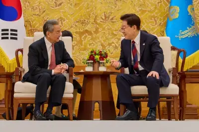 왕이 접견한 李 “中, 한반도 평화 위한 협력을”