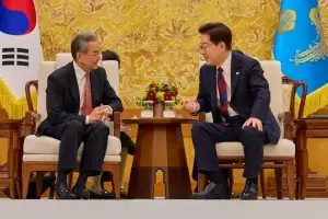 왕이 접견한 李 “中, 한반도 평화 위한 협력을”