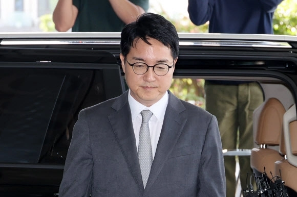 심우정 전 검찰총장이 지난해 9월 21일 내란특검의 조사를 받기 위해 서울 서초구 서울고검에 들어서고 있다. 연합뉴스