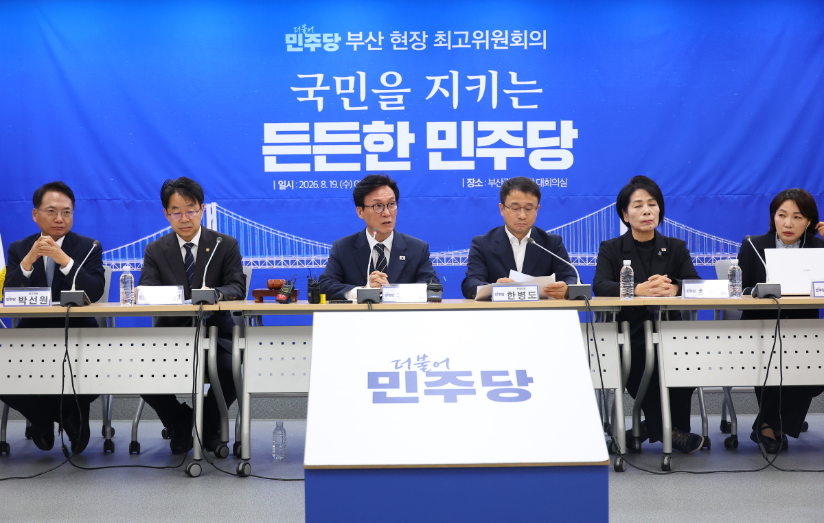 김민석(왼쪽 세번째) 더불어민주당 대표가 지난 19일 부산 동구 더불어민주당 부산시당에서 열린 부산 최고위원회에 참석해 있다. 왼쪽부터 박선원 최고위원, 박홍배 부산시당 위원장, 김 대표, 한병도 원내대표, 최민희·서미화 최고위원. 부산 연합뉴스