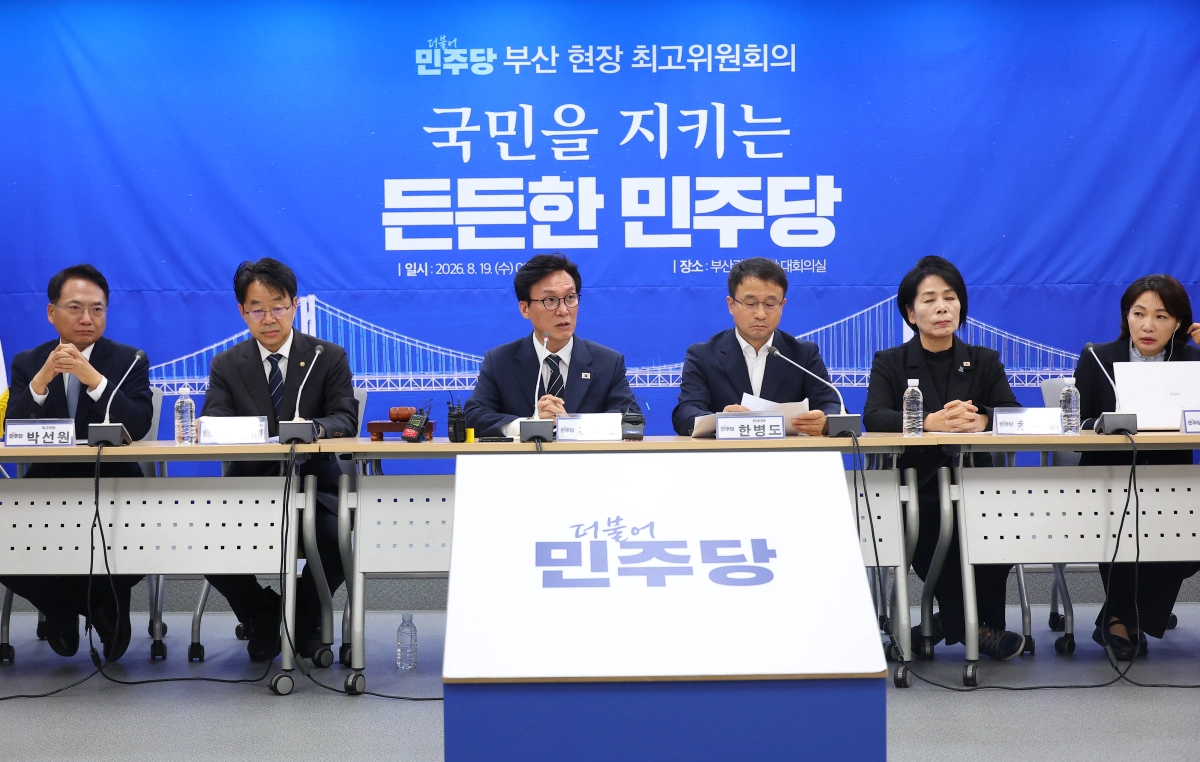 김민석(왼쪽 세번째) 더불어민주당 대표가 지난 19일 부산 동구 더불어민주당 부산시당에서 열린 부산 최고위원회에 참석해 있다. 왼쪽부터 박선원 최고위원, 박홍배 부산시당 위원장, 김 대표, 한병도 원내대표, 최민희·서미화 최고위원. 부산 연합뉴스