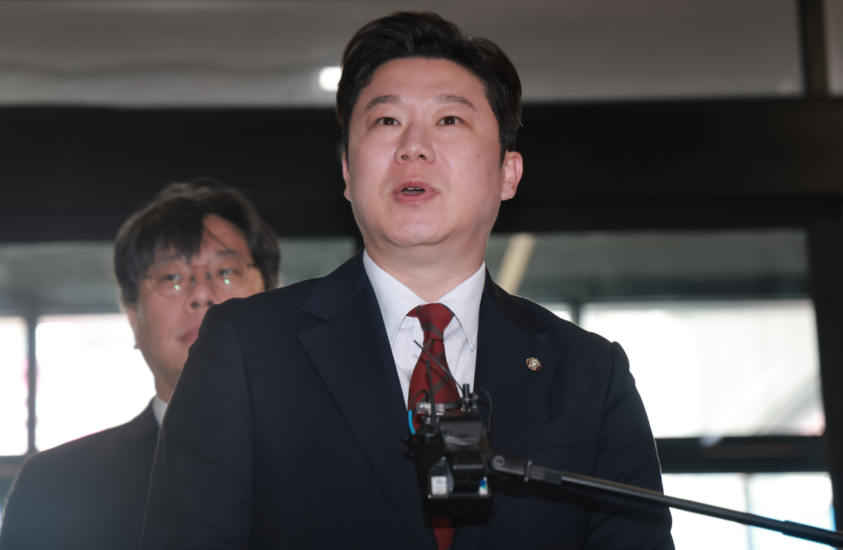 국민의힘 진종오 의원이 18일 서울 영등포구 여의도 중앙당사에서 열린 당 중앙윤리위원회 전체회의에 출석하며 입장을 밝히고 있다. 앞서 진 의원은 지난 6·3 국회의원 부산 북갑 보궐선거에서 무소속 한동훈 후보를 지원했다는 이유로 윤리위에 제소됐다. 연합뉴스