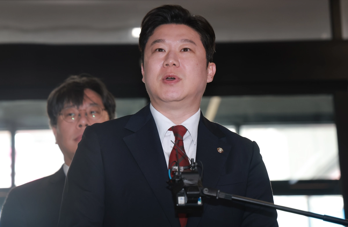 국민의힘 진종오 의원이 18일 서울 영등포구 여의도 중앙당사에서 열린 당 중앙윤리위원회 전체회의에 출석하며 입장을 밝히고 있다. 앞서 진 의원은 지난 6·3 국회의원 부산 북갑 보궐선거에서 무소속 한동훈 후보를 지원했다는 이유로 윤리위에 제소됐다. 연합뉴스