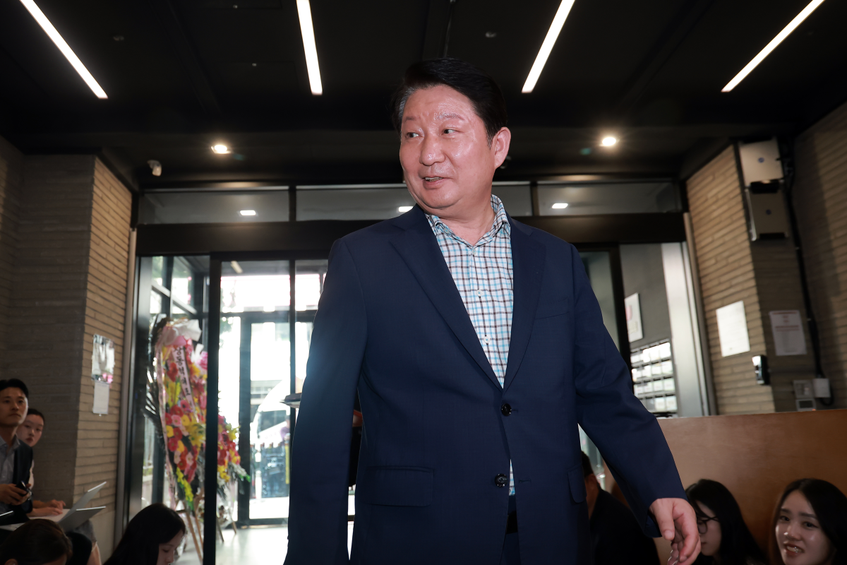 국민의힘 권영진 의원이 18일 서울 영등포구 여의도 중앙당사에서 열린 당 중앙윤리위원회 전체회의에 출석하고 있다. 앞서 권 의원은 상임위원회 배분 과정에서 자당 정점식 원내대표의 멱살을 잡는 등 물의를 빚은 이유로 윤리위에 제소됐다. 연합뉴스