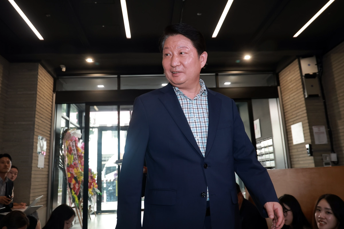 국민의힘 권영진 의원이 18일 서울 영등포구 여의도 중앙당사에서 열린 당 중앙윤리위원회 전체회의에 출석하고 있다. 앞서 권 의원은 상임위원회 배분 과정에서 자당 정점식 원내대표의 멱살을 잡는 등 물의를 빚은 이유로 윤리위에 제소됐다. 연합뉴스