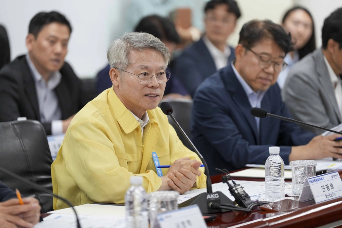 민형배 전남광주통합특별시장이 20일 금호석유화학 여수고무공장 대회의실에서 열린 ‘여수 석유화학 사업재편 연관 기업 간담회’에서 기업 지원방안을 논의하고 있다. 전남광주통합특별시 제공