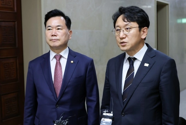 더불어민주당 천준호 원내운영수석부대표(오른쪽)와 국민의힘 김승수 원내운영수석부대표가 20일 국회에서 본회의 안건 조율을 한 뒤 나와 기자들에게 회의 내용을 설명하고 있다. 2026.8.20  연합뉴스