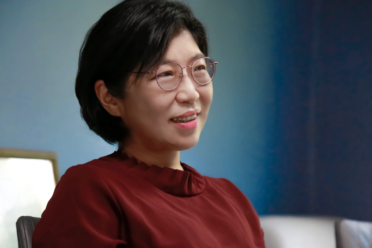 분단과 이념이 삶에 남긴 자국을 주제로 글을 써 온 정지아는 2011년 홀로 남은 어머니를 모시려 전남광주 구례군으로 내려간 뒤 관념의 언어 대신 마을의 입말을 얻었다. ‘자본주의의 적’의 능청스러운 웃음과 서른두해 만의 장편 ‘아버지의 해방일지’가 태어났던 자리에서 그는 관념을 넘어 이웃을 그려 냈다. 창비 제공