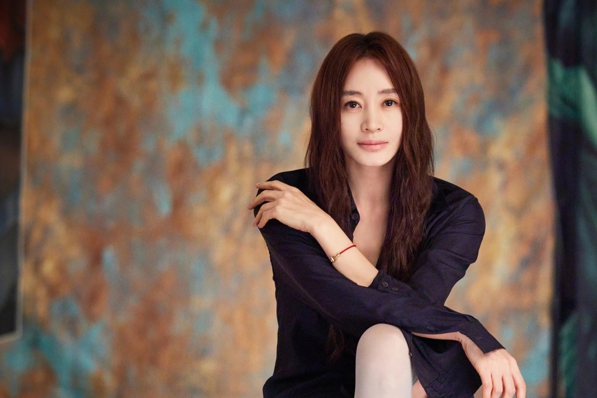 배우 김혜수는 쿠팡플레이 드라마 ‘지금 불륜이 문제가 아닙니다’에서 100만 구독자를 자랑하는 인플루언서이자 가장 박경희 역을 맡았다. 이 드라마는 불륜조차 뒷전이 되는 극한의 상황 속에서 인물들이 마주하는 적나라한 민낯을 빠른 호흡으로 그려낸 블랙코미디다. 호두앤유엔터테인먼트 제공