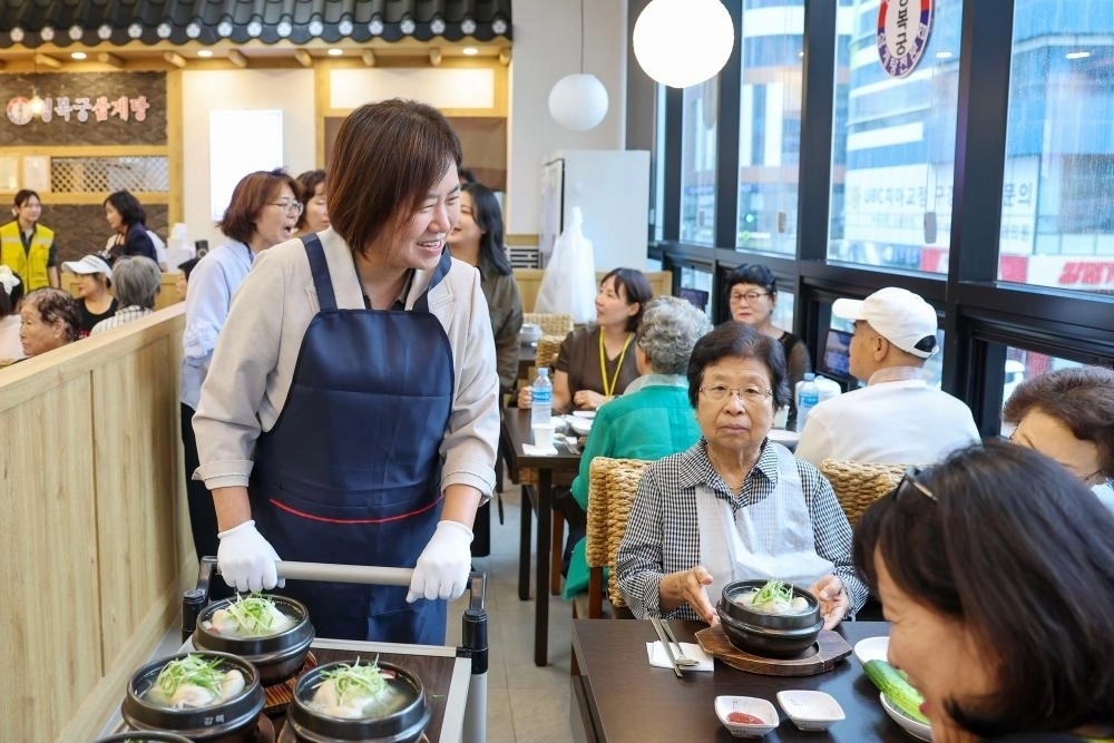 손화정(왼쪽) 영종구청장이 지난 20일 ‘백운골 복닭 잔치’에서 배식 봉사를 하고 있다.