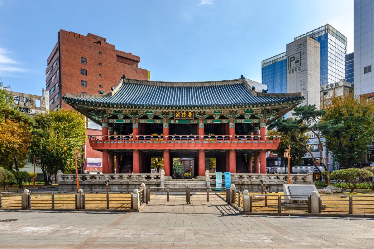 서울 종로구 보신각은 보물 보신각종이 있던 자리다. 보신각종은 균열이 생겨 더이상 타종할 수 없게 돼 국립중앙박물관에 보관 중이며 지금 걸려 있는 종은 1985년 국민 성금으로 주조됐다.  서울관광아카이브