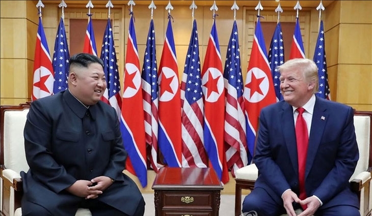 도널드 트럼프(오른쪽) 미국 대통령이 19일(현지시간) 김정은(왼쪽) 북한 국무위원장이 “57개의 매우 강력한 핵무기를 갖고 있다”며 올해 안에 만날 것이라고 밝혔다. 사진은 트럼프 대통령과 김 위원장이 지난 2019년 6월 30일 판문점 남측 자유의집 VIP실에서 만나 밝게 웃으며 대화하는 모습.  조선중앙통신 연합뉴스