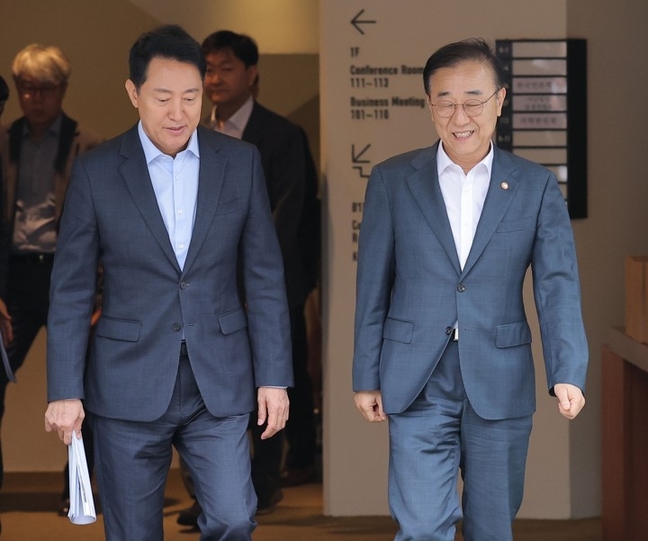 김윤덕 국토교통부 장관과 오세훈 서울시장이 20일 서울 모처의 한 식당에서 용산공원을 활용한 주택 공급 등 서울 주택 문제 협의를 마친 뒤 자리를 떠나고 있다.  연합뉴스