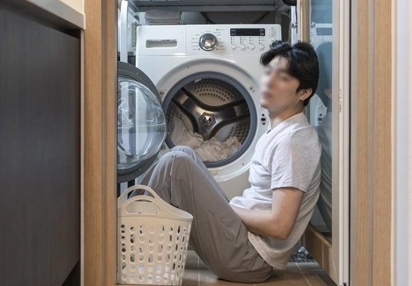 맞벌이 부부인 남편이 자신의 연봉이 더 높다는 이유로 아내가 집안일을 더 해야한다고 주장하는 글이 올라와 논란이 일고 있다. 아이클릭아트 자료사진